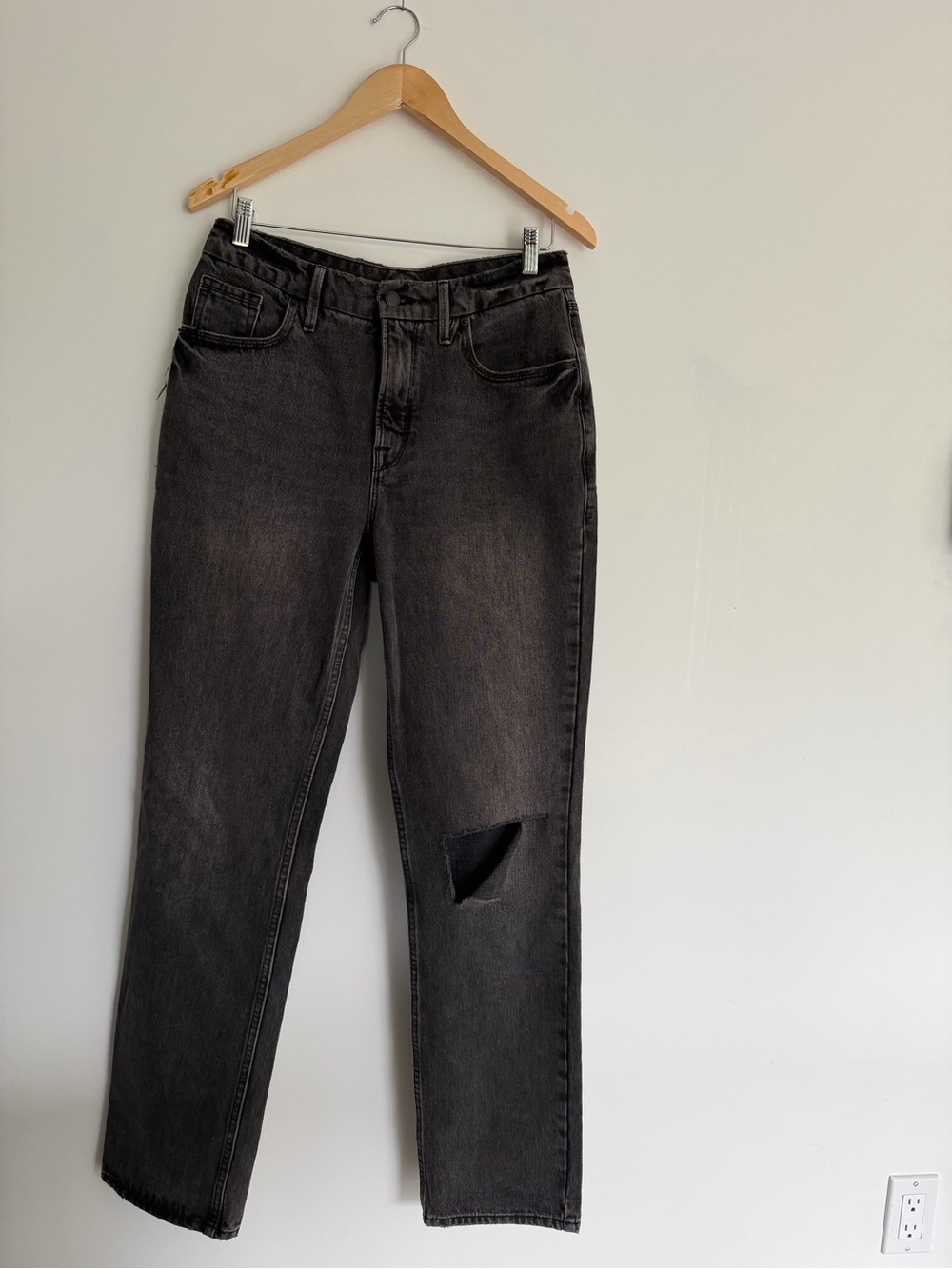 Good American Black Straight Leg Jeans | Distressed Knee | Size 8/29 - Picture 3 of 8